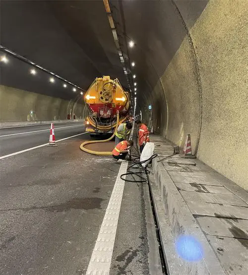 宁江隧道排水渠清淤